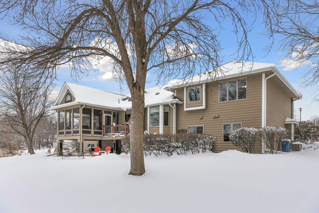 305 Pondview Lane, Chaska, MN 55318