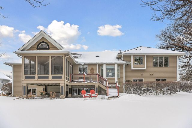 305 Pondview Lane, Chaska, MN 55318