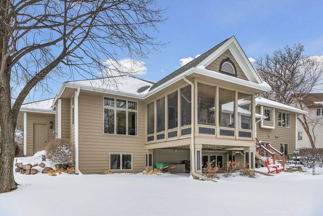 305 Pondview Lane, Chaska, MN 55318