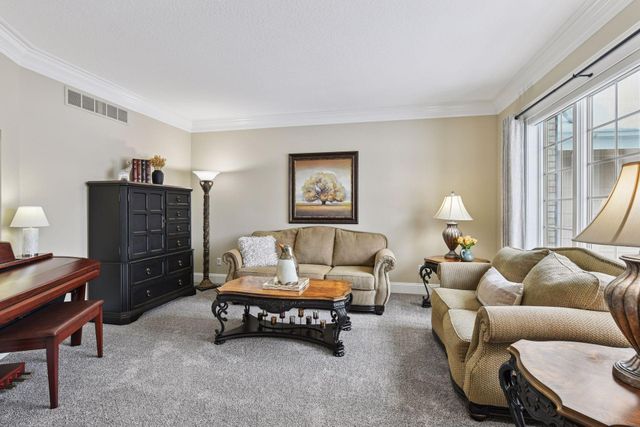 305 Pondview Lane, Chaska, MN 55318