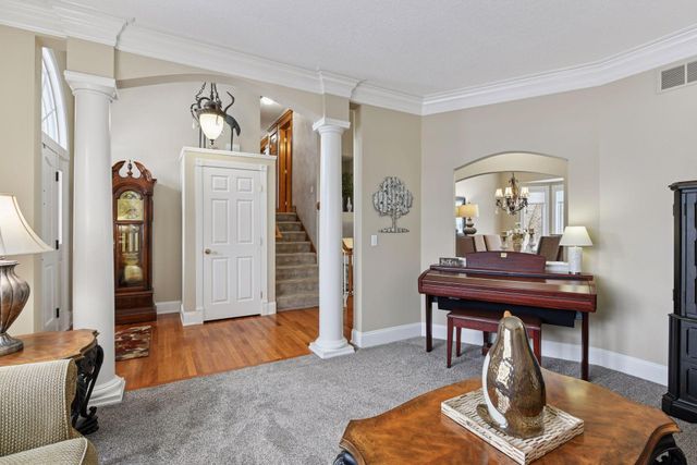 305 Pondview Lane, Chaska, MN 55318