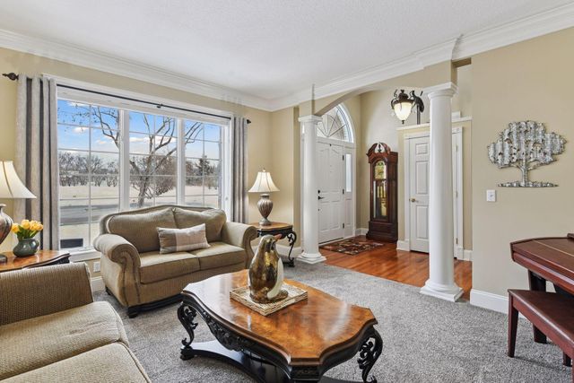 305 Pondview Lane, Chaska, MN 55318