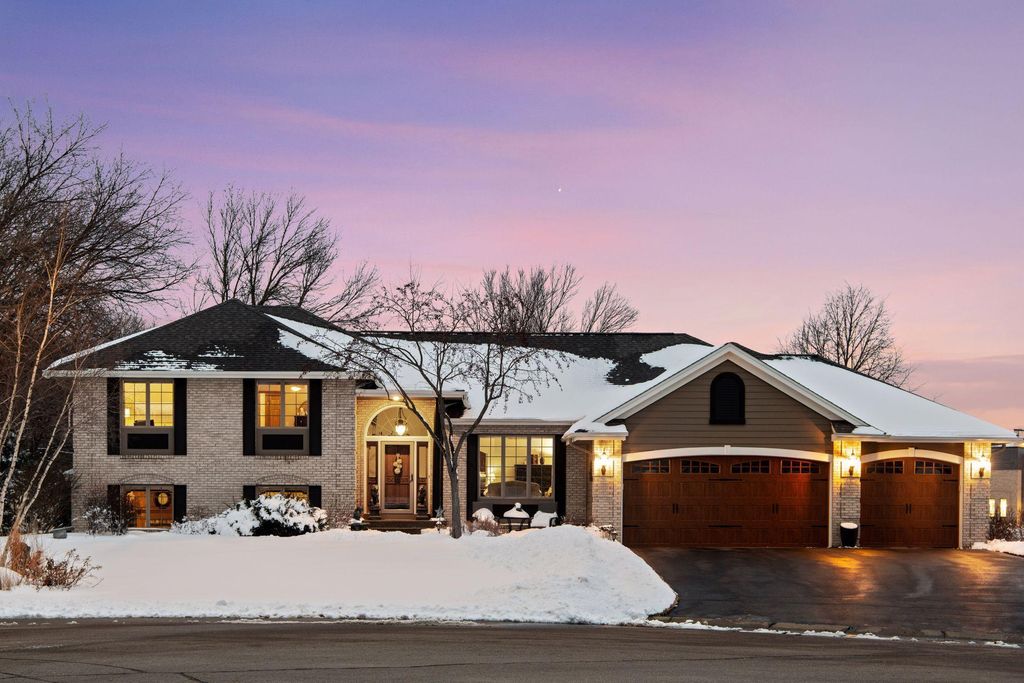 305 Pondview Lane, Chaska, MN 55318