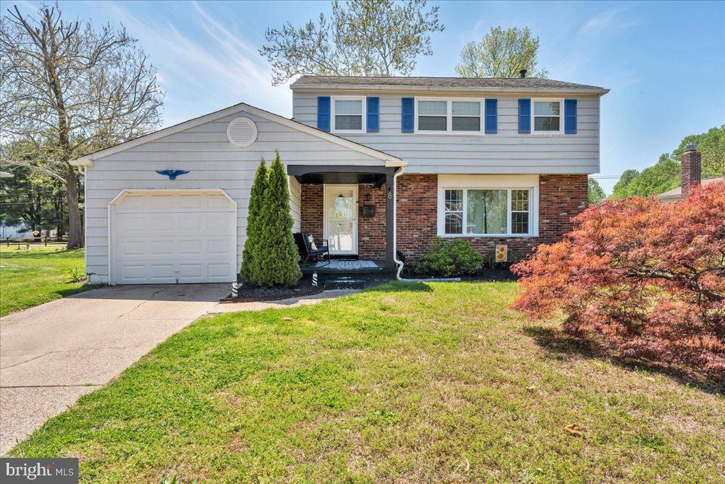 8 HAMPSHIRE AVE, Blackwood, NJ 08012