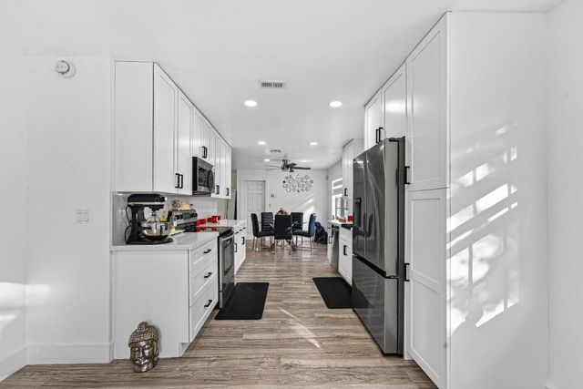 851 SW 67th Avenue, North Lauderdale, FL 33068