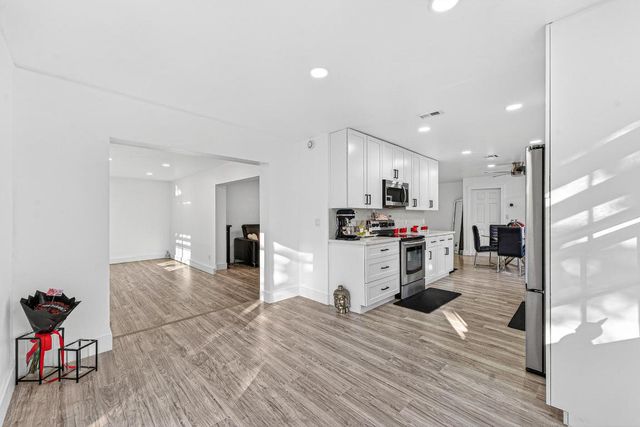 851 SW 67th Avenue, North Lauderdale, FL 33068