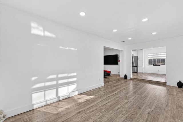 851 SW 67th Avenue, North Lauderdale, FL 33068