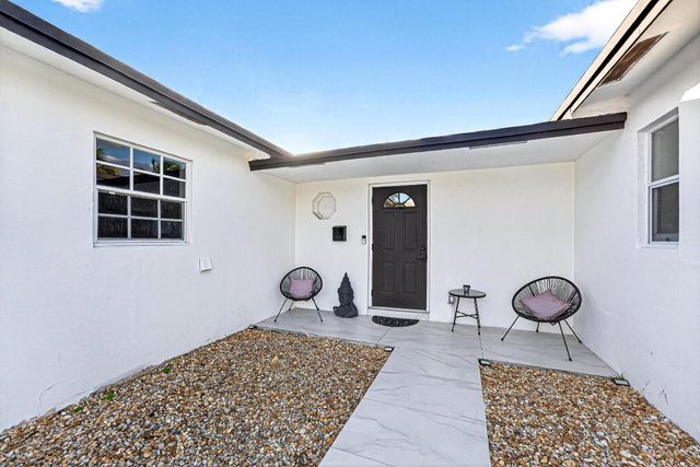 851 SW 67th Avenue, North Lauderdale, FL 33068