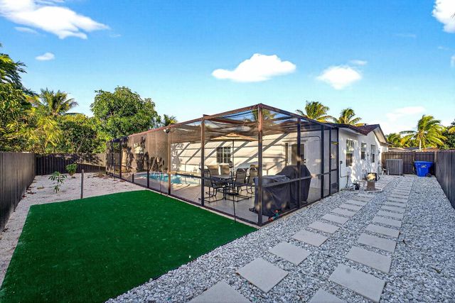 851 SW 67th Avenue, North Lauderdale, FL 33068