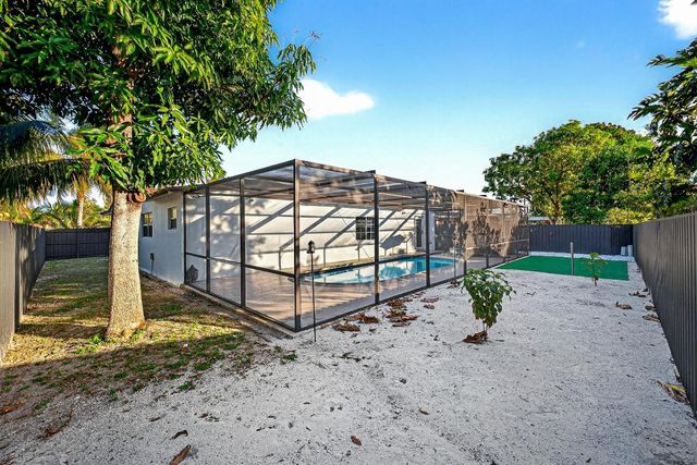 851 SW 67th Avenue, North Lauderdale, FL 33068