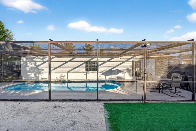 851 SW 67th Avenue, North Lauderdale, FL 33068