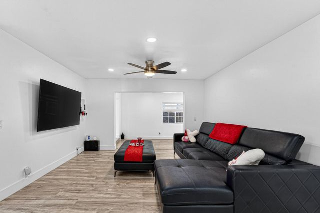 851 SW 67th Avenue, North Lauderdale, FL 33068