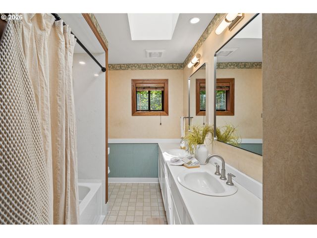 4575 Sw DOGWOOD Ln, Portland, OR 97225