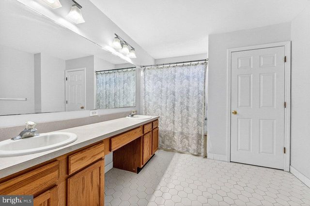 8 FOUNTAYNE LN, Lawrence Township, NJ 08648