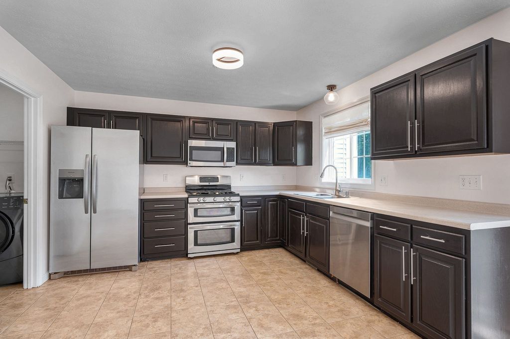 4 Georgetowne 4, Nashua, NH 03062