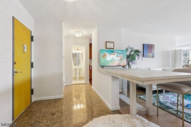 1 Claridge Dr 503, Verona Twp., NJ 07044