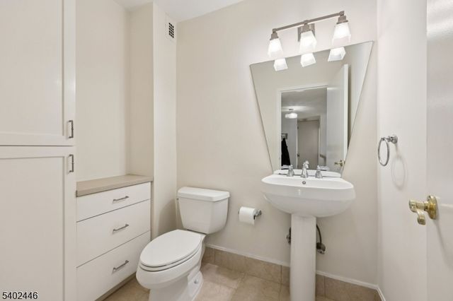 1 Claridge Dr 503, Verona Twp., NJ 07044