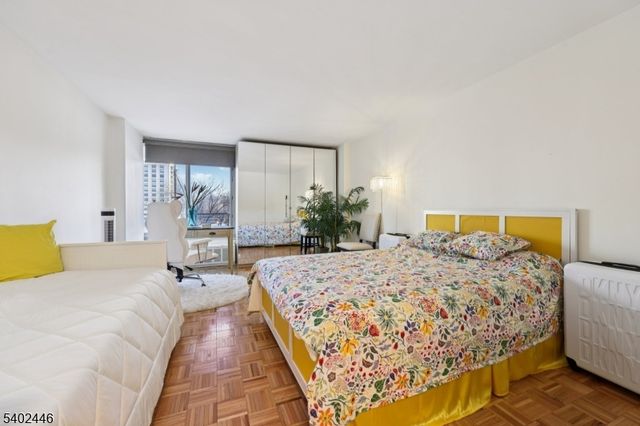 1 Claridge Dr 503, Verona Twp., NJ 07044