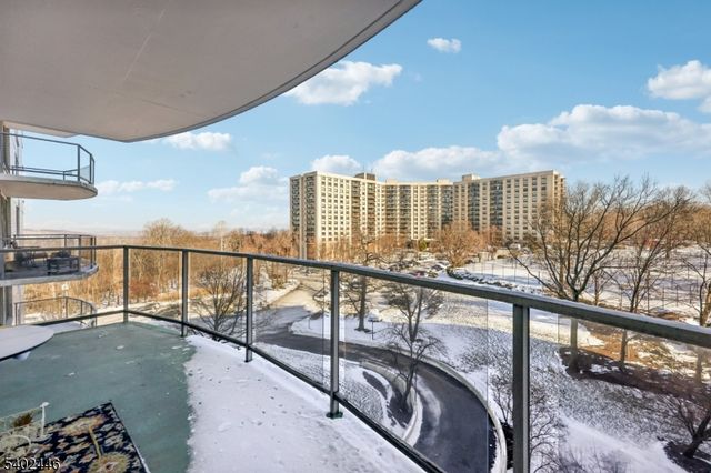 1 Claridge Dr 503, Verona Twp., NJ 07044