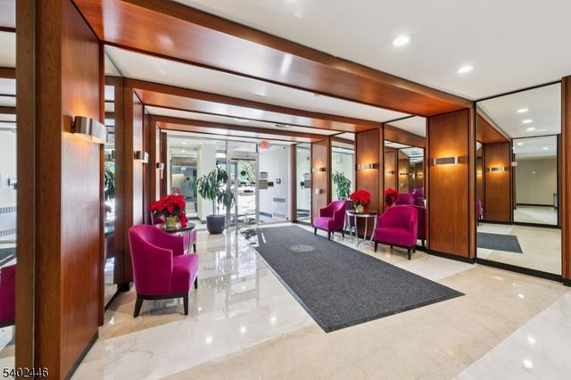 1 Claridge Dr 503, Verona Twp., NJ 07044