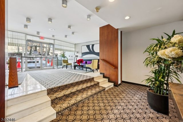 1 Claridge Dr 503, Verona Twp., NJ 07044