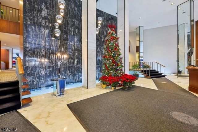 1 Claridge Dr 503, Verona Twp., NJ 07044