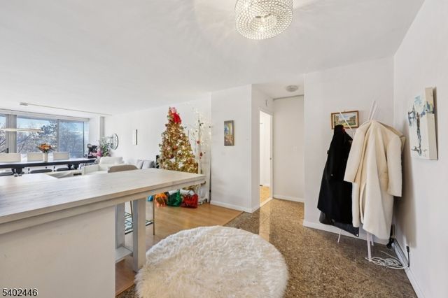 1 Claridge Dr 503, Verona Twp., NJ 07044