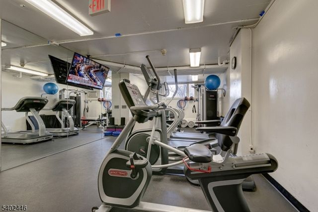 1 Claridge Dr 503, Verona Twp., NJ 07044