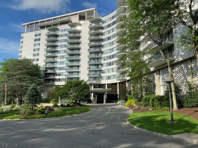 1 Claridge Dr 503, Verona Twp., NJ 07044