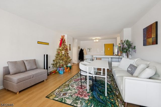 1 Claridge Dr 503, Verona Twp., NJ 07044