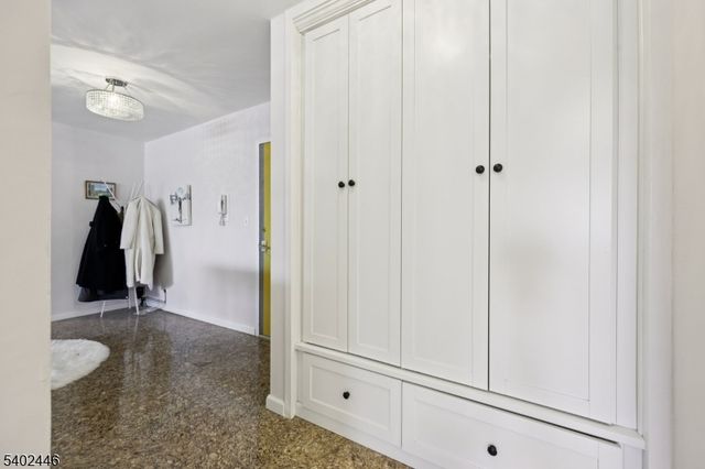 1 Claridge Dr 503, Verona Twp., NJ 07044