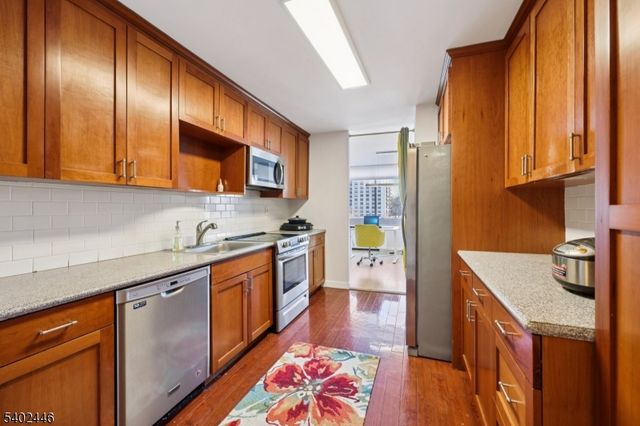 1 Claridge Dr 503, Verona Twp., NJ 07044