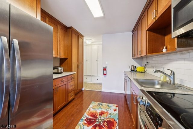 1 Claridge Dr 503, Verona Twp., NJ 07044