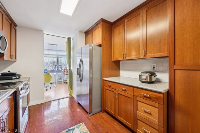 1 Claridge Dr 503, Verona Twp., NJ 07044