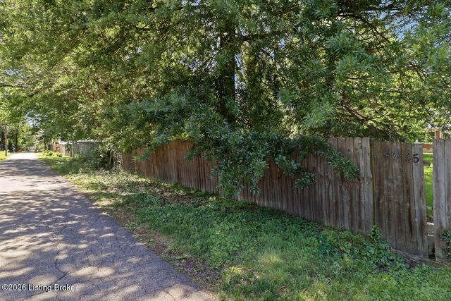4625 Southcrest Dr, Louisville, KY 40215