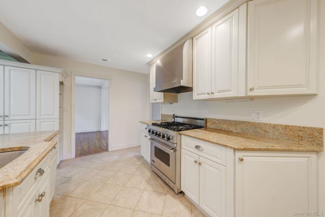 194 Huntington Bay Road, Huntington, NY 11743