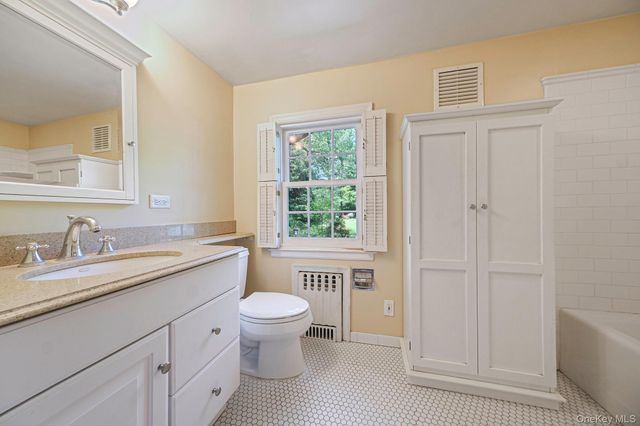 194 Huntington Bay Road, Huntington, NY 11743