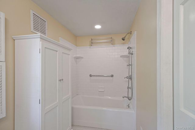194 Huntington Bay Road, Huntington, NY 11743