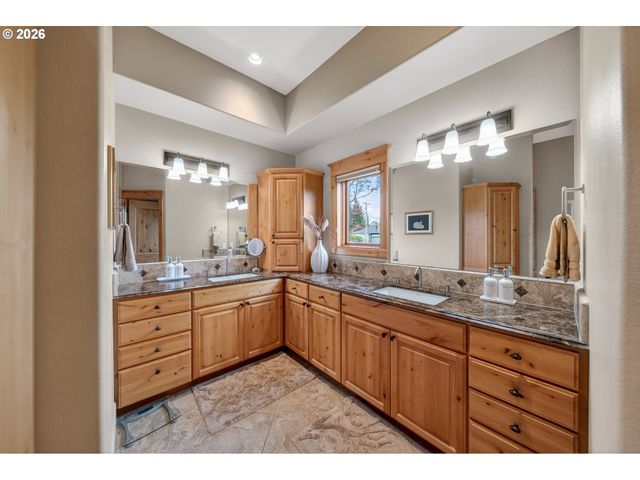 130 STENGAR Ln, Roseburg, OR 97471