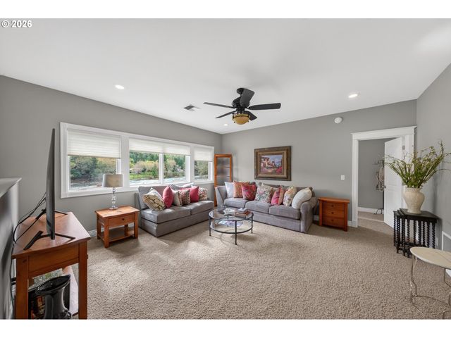 130 STENGAR Ln, Roseburg, OR 97471