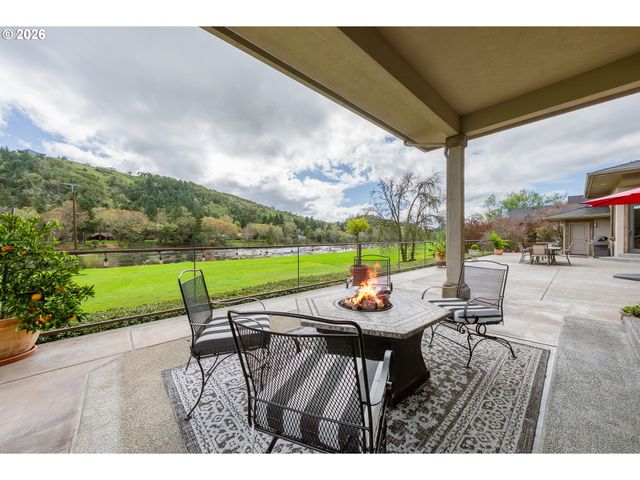 130 STENGAR Ln, Roseburg, OR 97471