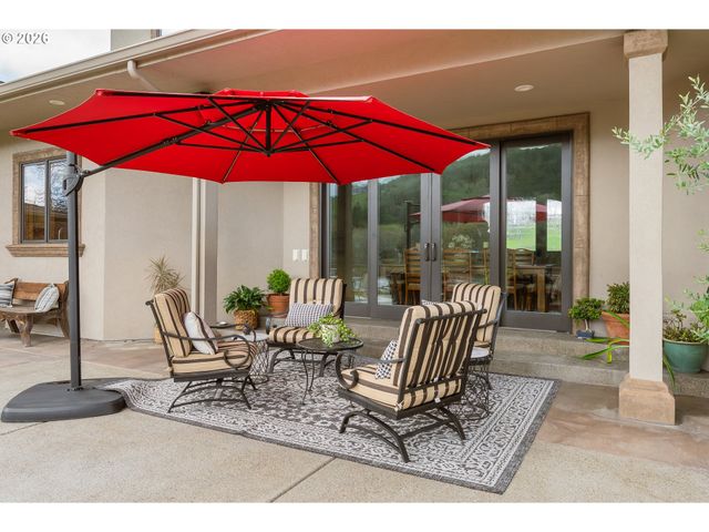 130 STENGAR Ln, Roseburg, OR 97471