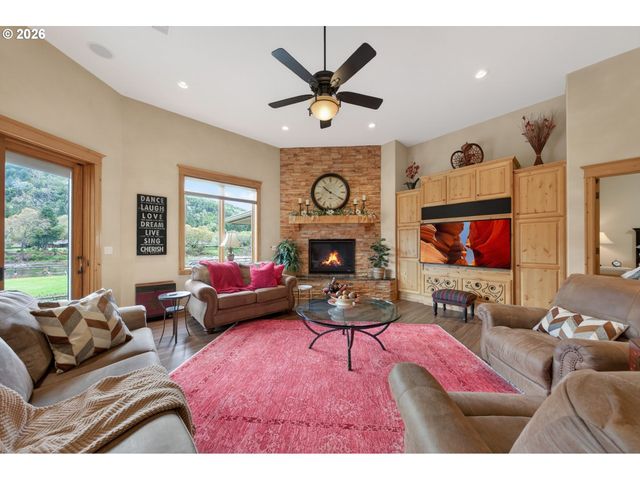 130 STENGAR Ln, Roseburg, OR 97471