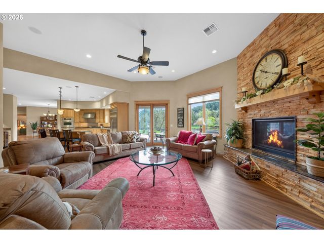 130 STENGAR Ln, Roseburg, OR 97471