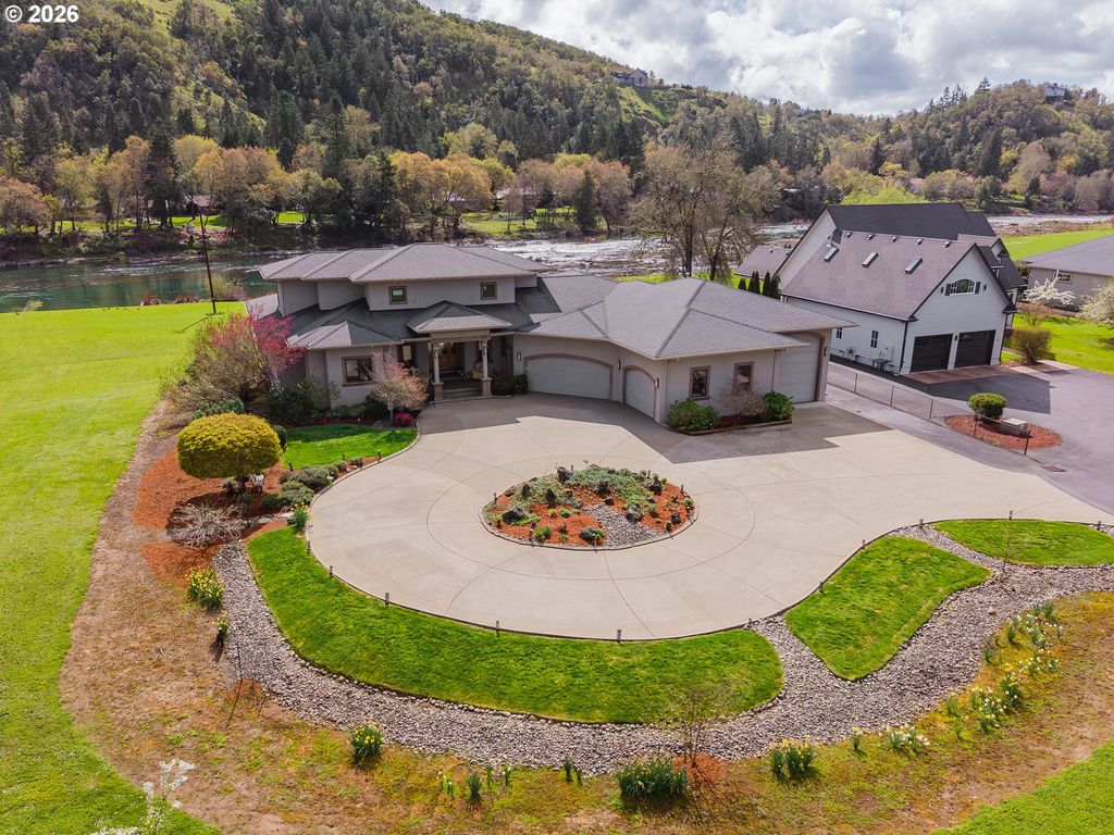 130 STENGAR Ln, Roseburg, OR 97471