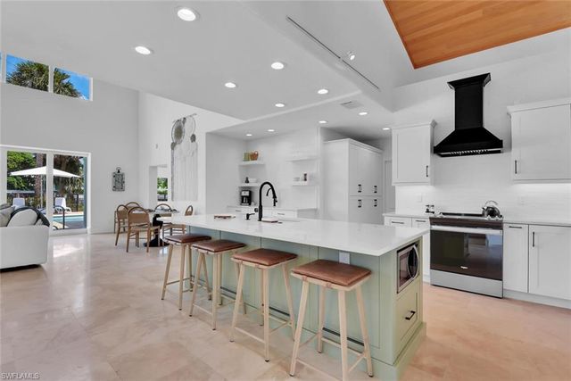 215 Mooring Line DR, Naples, FL 34102