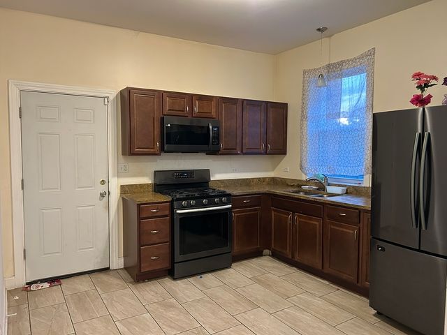 6018 S Eberhart Avenue, Chicago, IL 60637