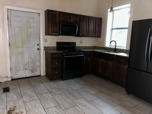 6018 S Eberhart Avenue, Chicago, IL 60637