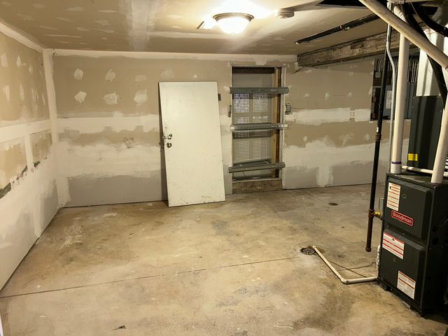 6018 S Eberhart Avenue, Chicago, IL 60637