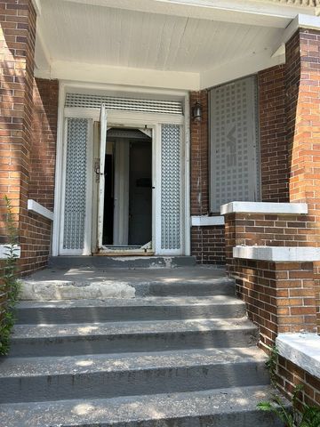 6018 S Eberhart Avenue, Chicago, IL 60637